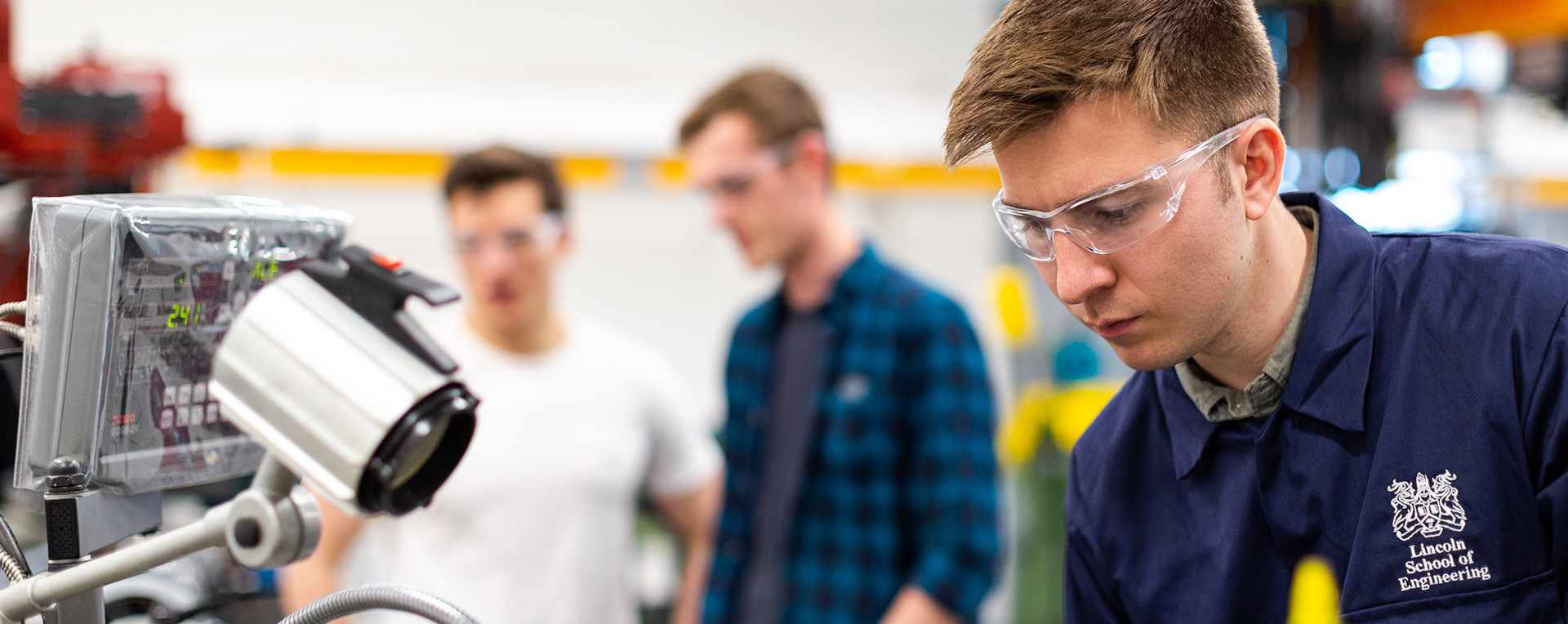 Bildausschnitt eines Auszubildenden bei der Arbeit