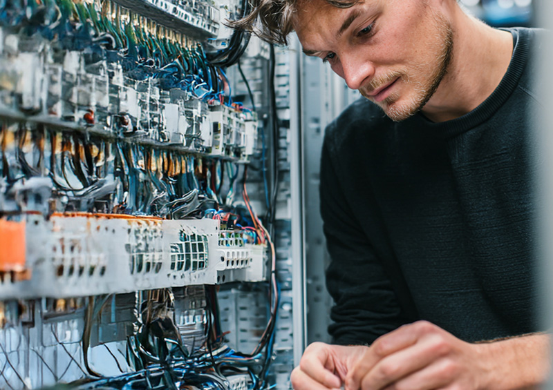 Mitarbeiter beim Schaltschrankbau